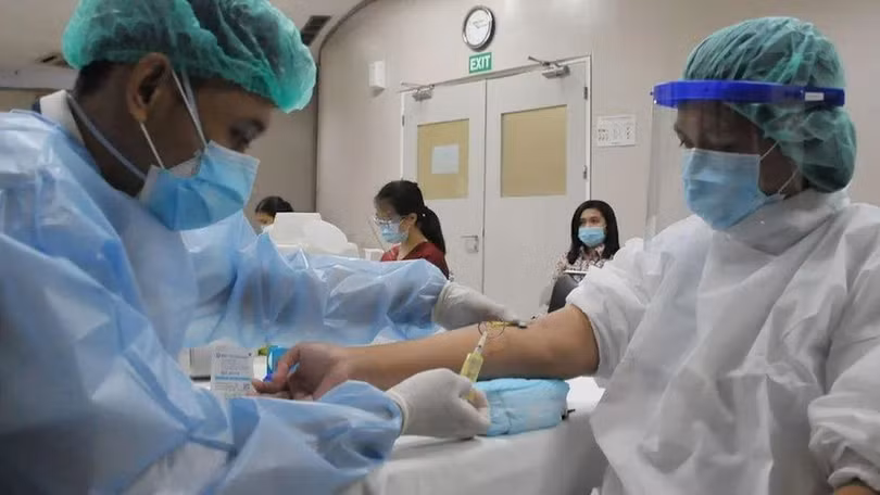Các chuyên gia y tế Indonesia đề nghị tiêm thêm mũi Sinovac thứ 3 để đảm bảo hiệu quả phòng COVID-19 (Ảnh: Yahoo). Các chuyên gia y tế Indonesia đề nghị tiêm thêm mũi Sinovac thứ 3 để đảm bảo hiệu quả phòng COVID-19 (Ảnh: Yahoo).