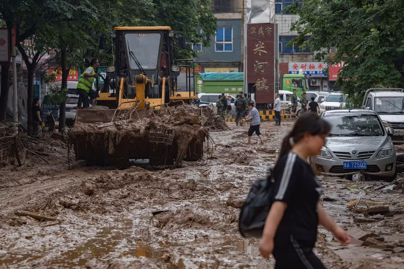 Dọn dẹp đường phố sau khi lũ quét (Ảnh: VCG). Dọn dẹp đường phố sau khi lũ quét (Ảnh: VCG).