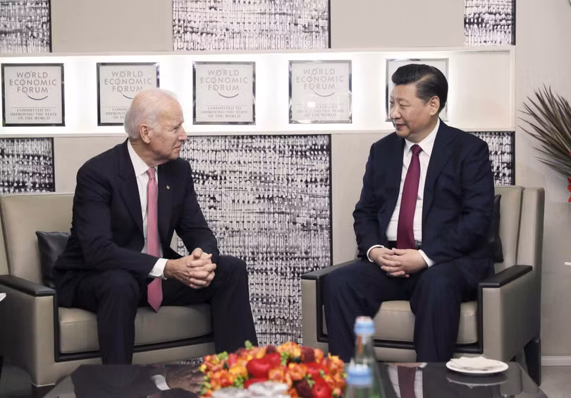Hai ông Tập Cận Bình và Joe Biden gặp nhau tại Davos năm 2017 (Ảnh: Tân Hoa xã)