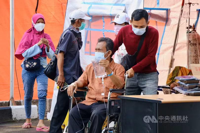 Các bệnh viện chật kín, người bệnh phải điều trị trong lán tạm ở vỉa hè (Ảnh: CNA).