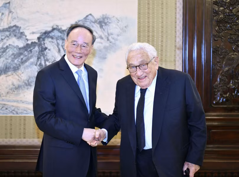 Ông Vương Kỳ Sơn tiếp Kissinger tại Điếu Ngư Đài tháng 11/2018 (Ảnh: THX) Ông Vương Kỳ Sơn tiếp Kissinger tại Điếu Ngư Đài tháng 11/2018 (Ảnh: THX)
