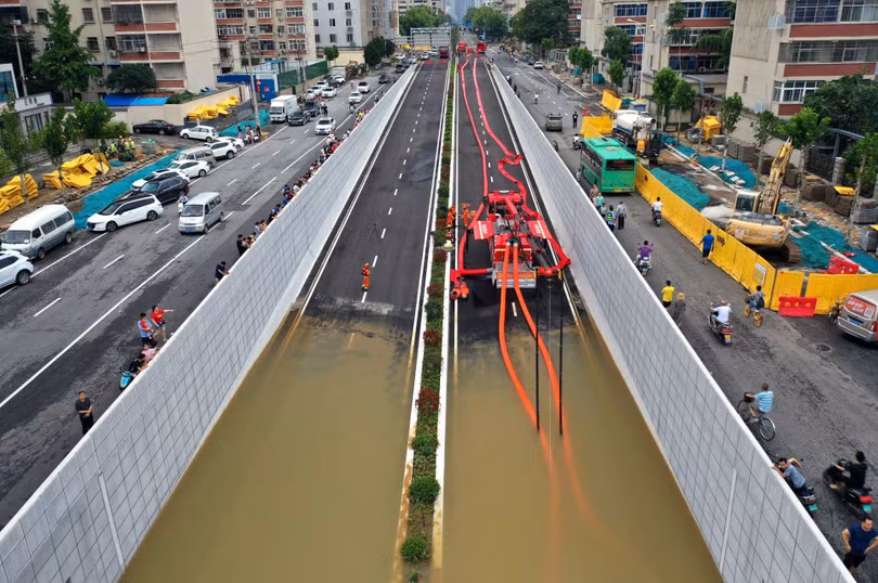Lực lượng cứu hộ bơm nước khỏi hầm chui ở Trịnh Châu (Ảnh: VCG). Lực lượng cứu hộ bơm nước khỏi hầm chui ở Trịnh Châu (Ảnh: VCG).