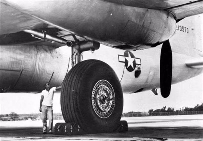 Một phi công bên cạnh chiếc lốp bánh càng máy bay B-36 (Ảnh: chinatimes). Một phi công bên cạnh chiếc lốp bánh càng máy bay B-36 (Ảnh: chinatimes).
