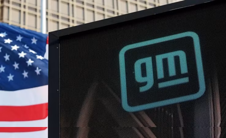Logo GM tại trụ sở General Motors ở Detroit, bang Michigan, ngày 16/3/2021. Ảnh Rebecca Cook/Reuters
