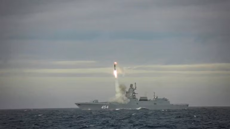 Nga phóng thử tên lửa Zircon từ tàu chiến trên biển Barents (Ảnh: Aljazeera). Nga phóng thử tên lửa Zircon từ tàu chiến trên biển Barents (Ảnh: Aljazeera).