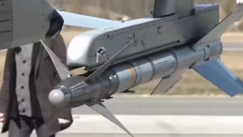 Tên lửa AIM-9 Sidewinder gắn trên máy bay F-16 (Ảnh: UDN).