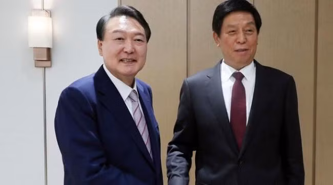 Tổng thống Hàn Quốc Yoon Suk-yeol (trái) gặp Chủ tịch Quốc hội Trung Quốc Lật Chiến Thư (Ảnh: LTN).