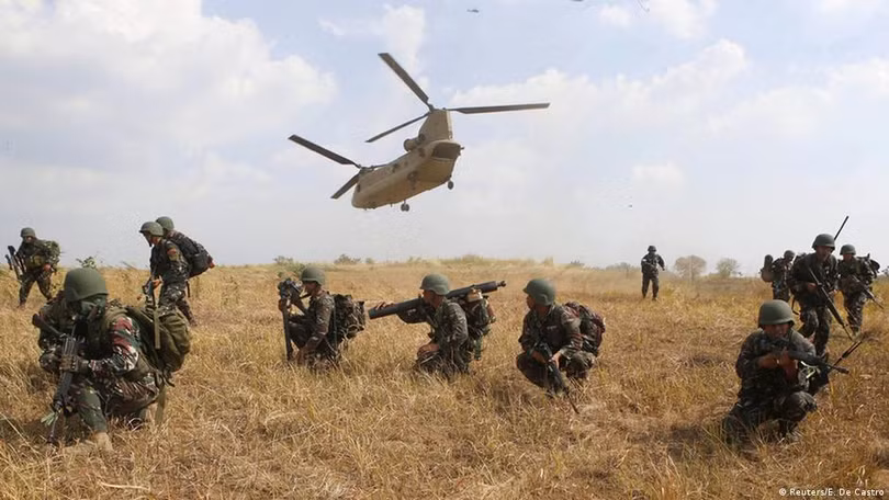 Quân đội Mỹ giúp huấn luyện quân đội Philippines theo Hiệp định phòng thủ chung (Ảnh: Reuters).