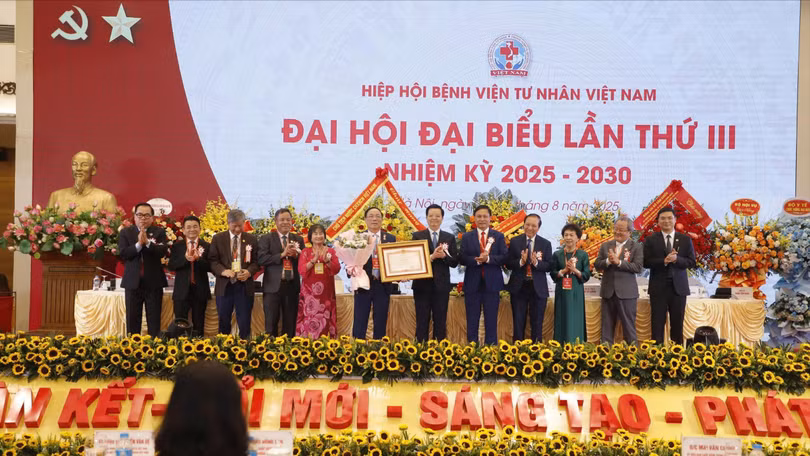 trao bang.jpg