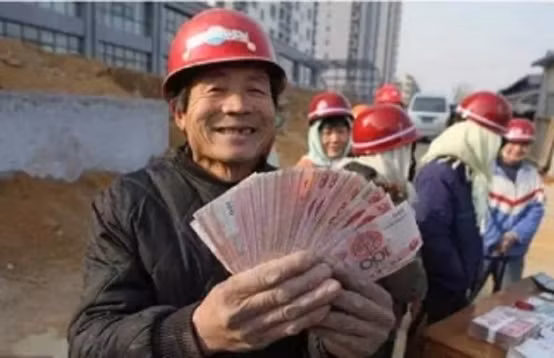 Một người lao động thuộc "nông nhị đại" chia sẻ thành quả làm việc chăm chỉ tại công trường xây dựng.