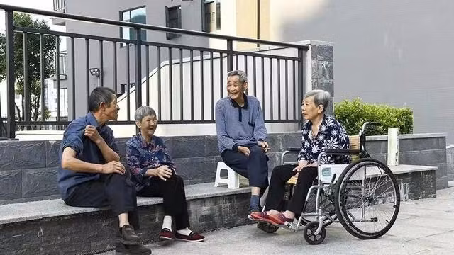 Người trung niên ở nông thôn Trung Quốc gặp áp lực tâm lý khi phải nhận trách nhiệm quá lớn.