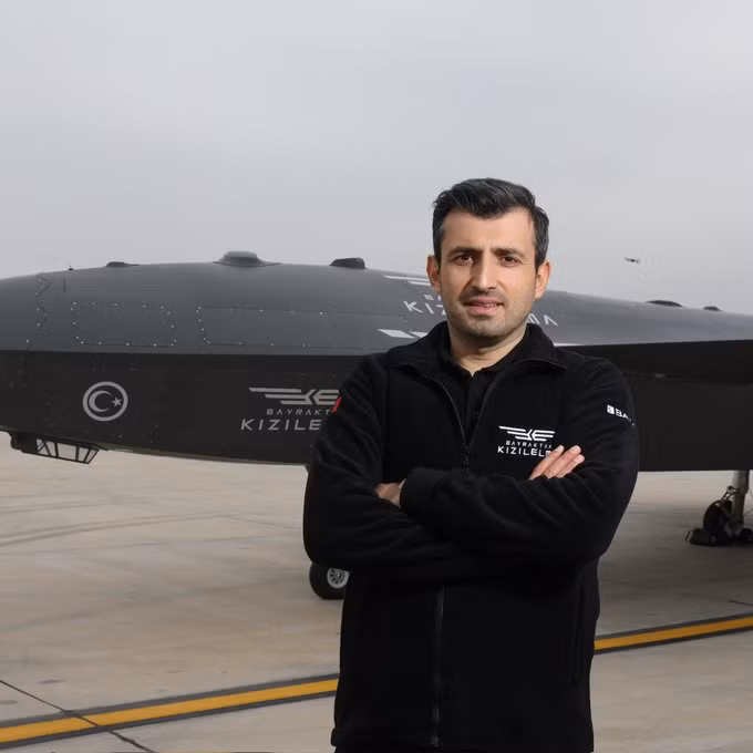 Ông Selcuk Bayraktar, Giám đốc kỹ thuật của Bayraktar Tech, con rể của Tổng thống Erdogan bên cạnh chiếc Kizilelma (Ảnh: Thedrive). Ông Selcuk Bayraktar, Giám đốc kỹ thuật của Bayraktar Tech, con rể của Tổng thống Erdogan bên cạnh chiếc Kizilelma (Ảnh: Thedrive).