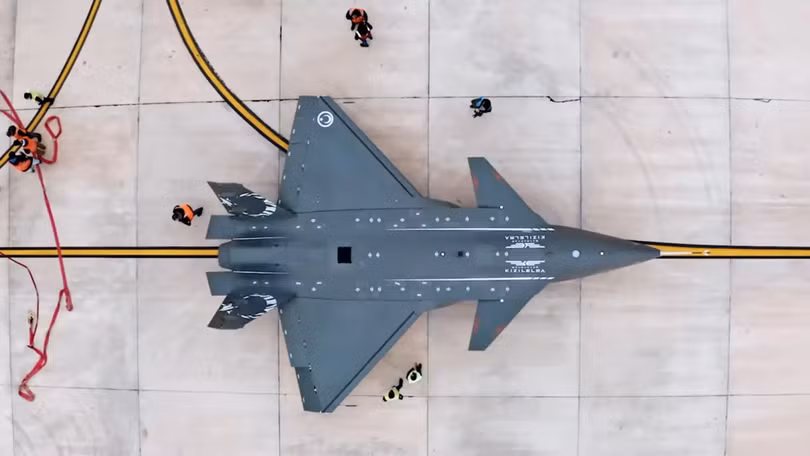 Nhìn từ trên xuống, Bayraktar Kızılelma rất giống tiêm kích J-20 của Trung Quốc (Ảnh: Thedrive). Nhìn từ trên xuống, Bayraktar Kızılelma rất giống tiêm kích J-20 của Trung Quốc (Ảnh: Thedrive).