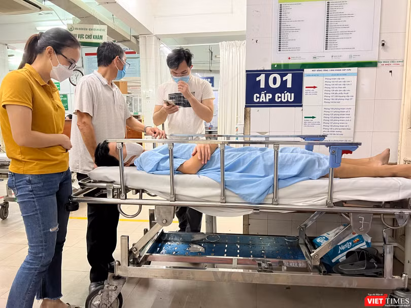 Cháu bé bị tai biến nặng sau thủ thuật cắt bao quy đầu ở Bệnh viện Trung ương Thái Nguyên được đưa về Bệnh viện Việt Đức để mổ lại