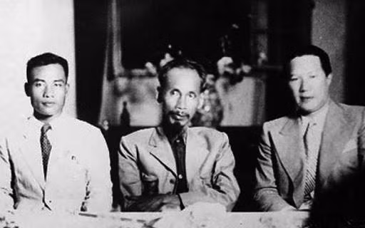 Cụ Hồ và cố vấn Bảo Đại (bên phải ảnh) năm 1945. Cụ Hồ và cố vấn Bảo Đại (bên phải ảnh) năm 1945.