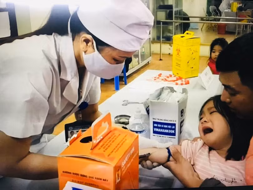 Lấy máu xét nghiệm cho các bé