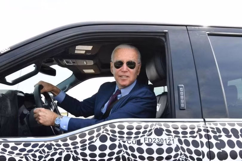 Tổng thống Hoa Kỳ Biden lái xe Ford