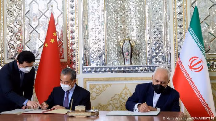 Bộ trưởng Ngoại giao Iran Zavad Zarif (phải) và Bộ trưởng Ngoại giao Trung Quốc Vương Nghị (trái) kỷ Thỏa thuận chiến lược Iran-Trung Quốc ngày 27/3/2021 tại Tehran (Ảnh: TASS)