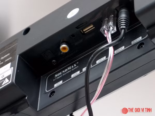 Bố trí các cổng giao tiếp hướng xuống phía dưới thích hợp cho việc treo loa lên tường. Bố trí các cổng giao tiếp hướng xuống phía dưới thích hợp cho việc treo loa lên tường.
