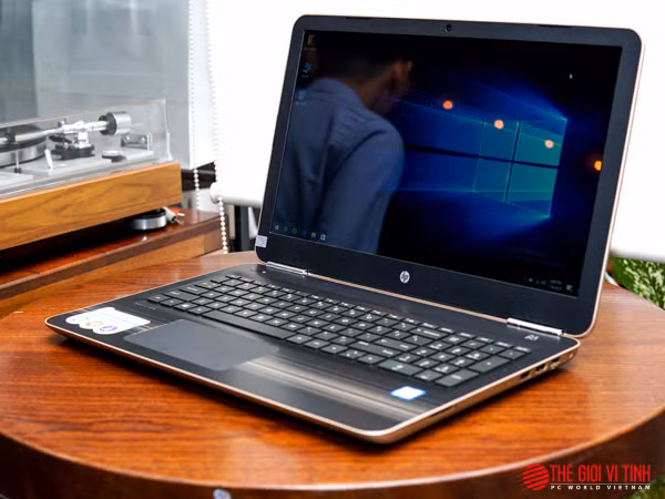 HP Pavilion 15 phiên bản mới (2016) cũng có thiết kế trẻ trung với bộ cánh tông màu tương phản.