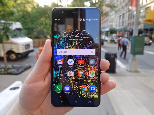 Asus Zenfone 3 Zoom. Ảnh: Business Insider
