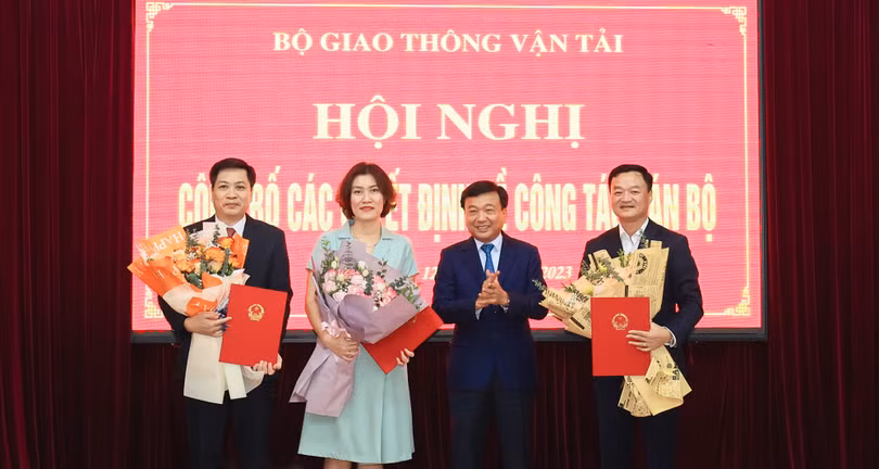 Thứ trưởng Bộ GTVT Nguyễn Danh Huy trao quyết định bổ nhiệm lãnh đạo Báo Giao thông và trao quyết định bổ nhiệm lại đối với lãnh đạo Công ty TNHH MTV Nhà xuất bản GTVT - Ảnh: Tạ Hải.
