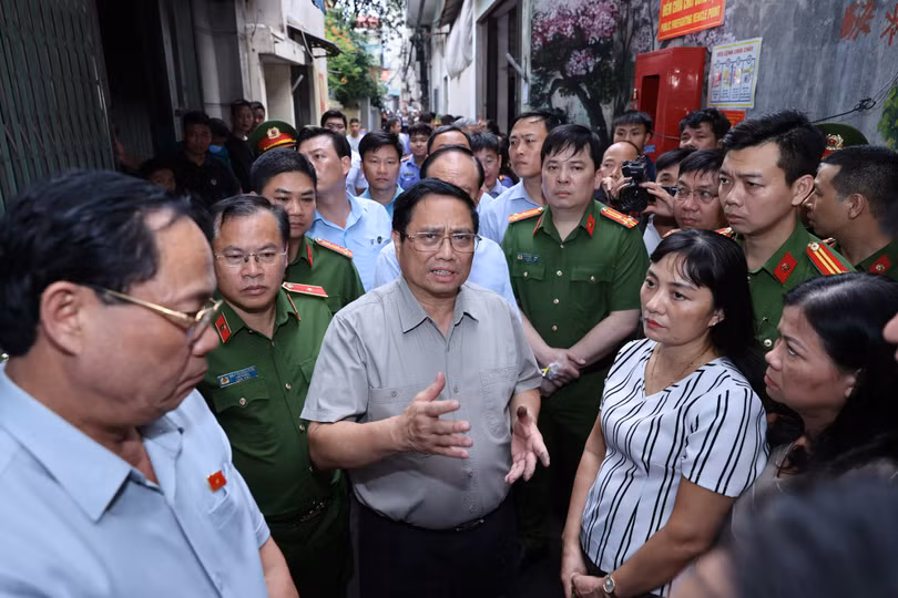 Thủ tướng thị sát hiện trường vụ cháy đặc biệt nghiêm trọng tại Hà Nội. Ảnh VGP