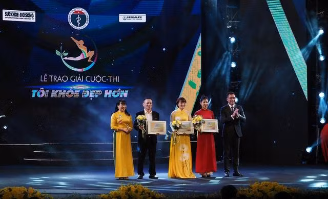 GS.TS Lê Thị Hương - Chủ tịch Hội đồng Giám khảo và TS. Hà Anh Đức - thành viên Hội đồng Giám khảo trao Giải Ba cho các ứng viên