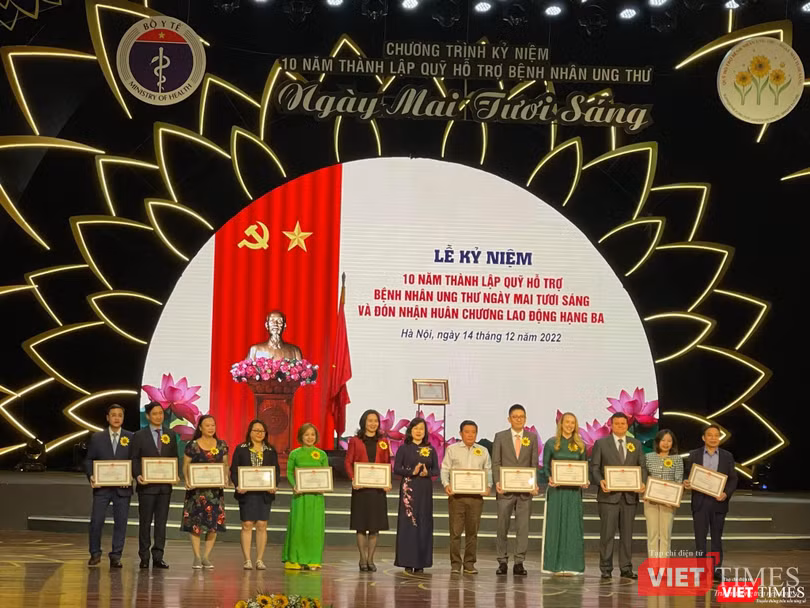 Bộ trưởng Bộ Y tế Đào Hồng Lan trao bằng khen của Bộ Y tế cho 12 tập thể, cá nhân xuất sắc trong hỗ trợ, xây dựng Quỹ