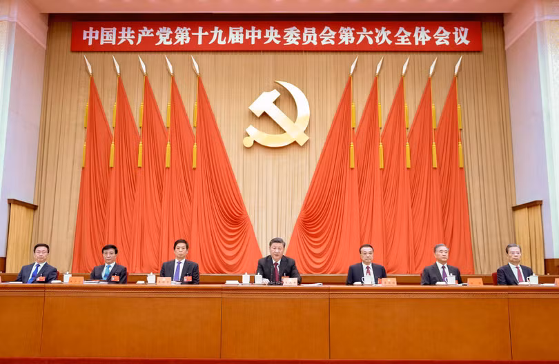Bảy Ủy viên Thường vụ Bộ Chính trị trên Đoàn chủ tịch hội nghị (Ảnh: Xinhua). Bảy Ủy viên Thường vụ Bộ Chính trị trên Đoàn chủ tịch hội nghị (Ảnh: Xinhua).