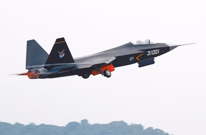 Chiếc J-31 phiên bản đầu tiên (Ảnh: Dwnews). Chiếc J-31 phiên bản đầu tiên (Ảnh: Dwnews).
