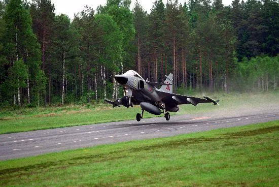 JAS-39 Gripen hạ cánh trên đường quốc lộ (Ảnh: Saab). JAS-39 Gripen hạ cánh trên đường quốc lộ (Ảnh: Saab).