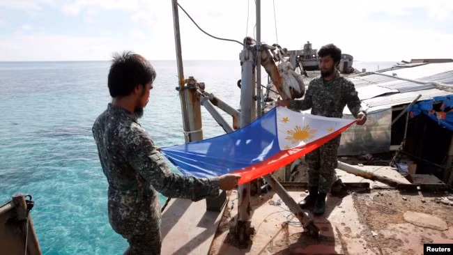 Binh sĩ Philippines trên tàu Sierra Madre (Ảnh: Reuters). Binh sĩ Philippines trên tàu Sierra Madre (Ảnh: Reuters).