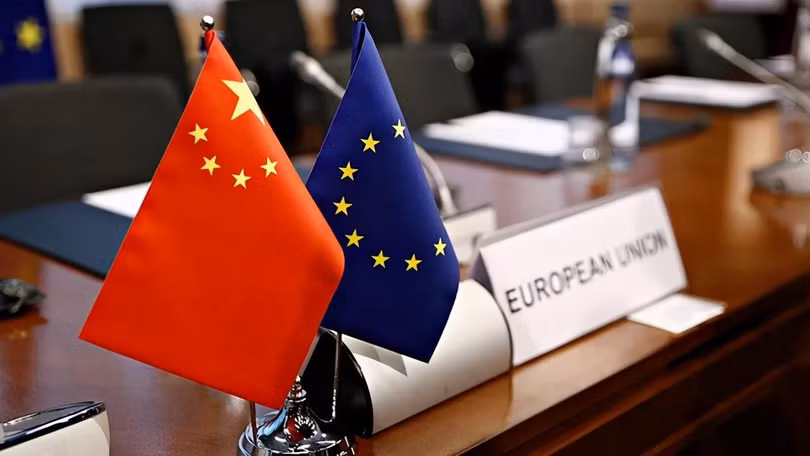 Với việc EU quyết định kéo dài các biện pháp trừng phạt với các cá nhân và thực thể Trung Quốc, việc họ thông qua Hiệp định Đầu tư Trung Quốc - EU ký cuối tháng 12/2020 trở nên xa vời (Ảnh: Dwnews). Với việc EU quyết định kéo dài các biện pháp trừng phạt với các cá nhân và thực thể Trung Quốc, việc họ thông qua Hiệp định Đầu tư Trung Quốc - EU ký cuối tháng 12/2020 trở nên xa vời (Ảnh: Dwnews).