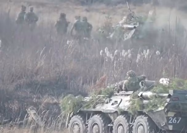 Quân đội Ukraine tập trận ở biên giới (Ảnh: Đông Phương).