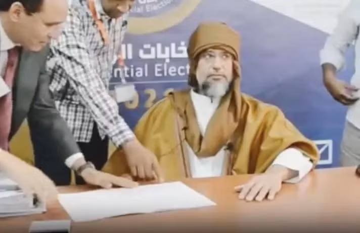 Ông Saif đăng kí tranh cử Tổng thống Libya tại thành phố Sabha hôm 14/11 (Ảnh: Yahoo).