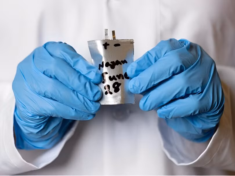 Nguyên mẫu pin polymer có thể uốn cong, co giãn được phát triển trong phòng thí nghiệm UH của GS Haleh Ardebili. Ảnh: Đại học Houston