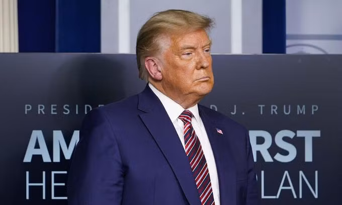 Tổng thống Donald Trump nghe họp báo ở Nhà trắng. Ảnh: AP.