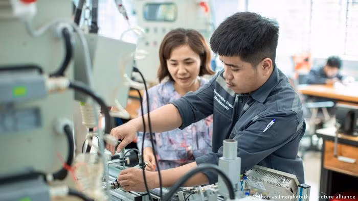 Việt Nam có thể trở thành căn cứ sản xuất trong tương lai của các công ty lớn châu Âu (Ảnh: Deutsche Welle). Việt Nam có thể trở thành căn cứ sản xuất trong tương lai của các công ty lớn châu Âu (Ảnh: Deutsche Welle).