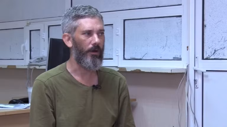 Alex Drucker trả lời phỏng vấn độc quyền Russia Today (Ảnh: RT)