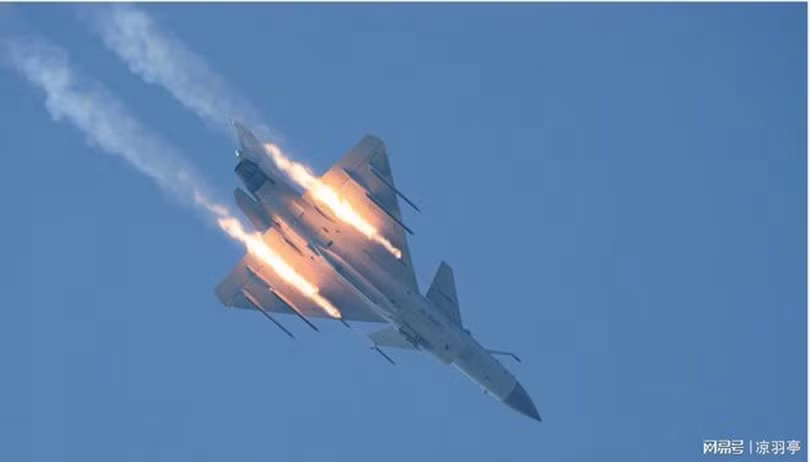 J-10C phong PL-15.jpg