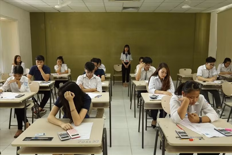 Áp lực nội dung, kiến thức, thi cử khiến học sinh mệt mỏi, căng thẳng - Nguồn: báo Lao động