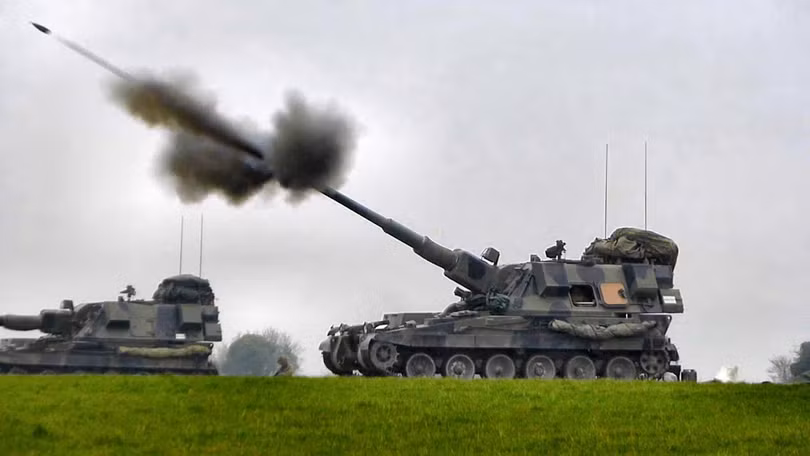 Pháo tự hành bánh xích, AS90 Braveheart 155mm của Anh. Ảnh Army Recognition.