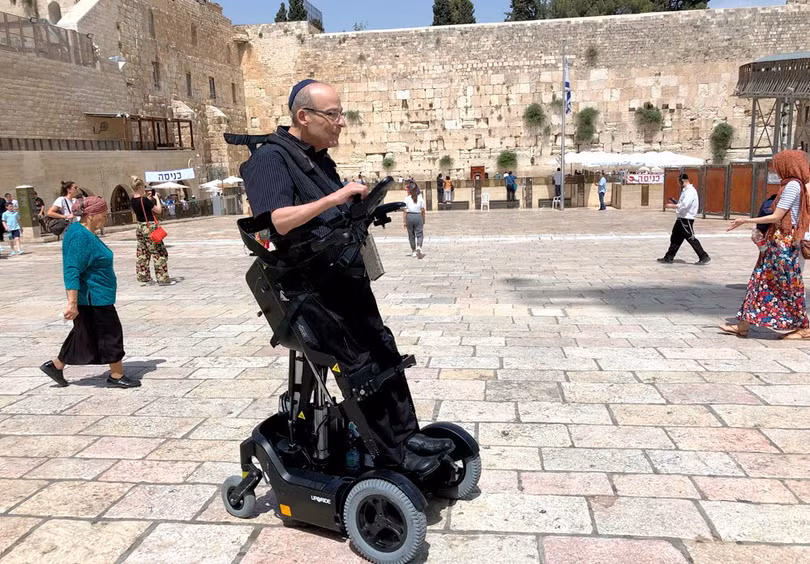Nhà phát minh TS Amit Goffer bên thiết bị di động do ông sáng chế tại Kotel (Bức tường phía Tây) ở Jerusalem. Ảnh NoCamels Nhà phát minh TS Amit Goffer bên thiết bị di động do ông sáng chế tại Kotel (Bức tường phía Tây) ở Jerusalem. Ảnh NoCamels