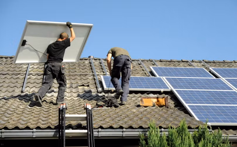 Các tấm pin mặt trời truyền thống rất nặng, được bọc trong thủy tinh và kim loại. Ảnh NoCamels