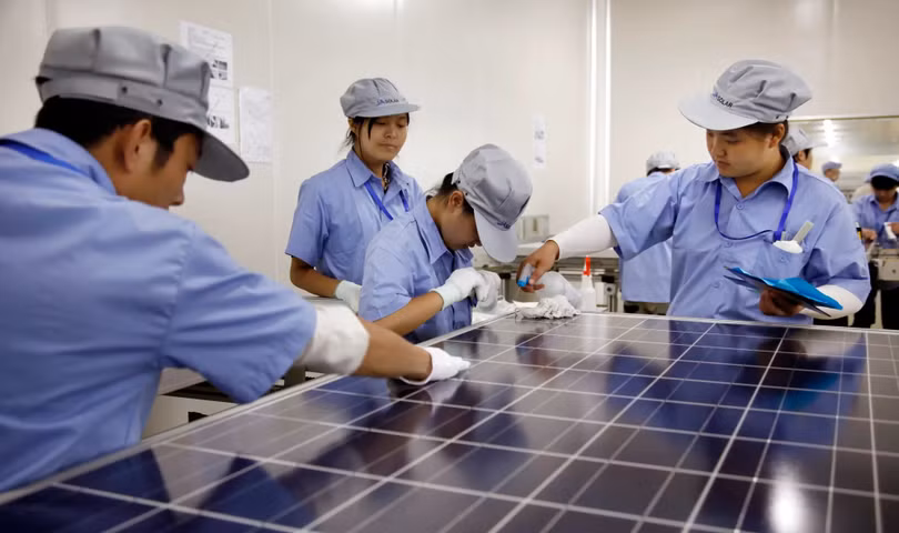 Các nhân viên của JA Solar lau chùi module năng lượng mặt trời tại nhà máy ở Thượng Hải, Trung Quốc, ngày 19/9/ 2011. Ảnh: San Jose Mercury News/MCT Các nhân viên của JA Solar lau chùi module năng lượng mặt trời tại nhà máy ở Thượng Hải, Trung Quốc, ngày 19/9/ 2011. Ảnh: San Jose Mercury News/MCT