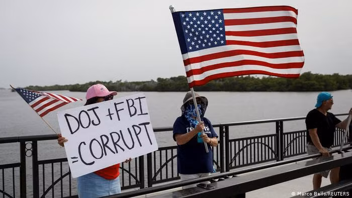 Những người ủng hộ ông Trump biểu tình phản đối bên ngoài dinh thự Mar-a-Lago trong khi FBI đang khám xét (Ảnh: Reuters). Những người ủng hộ ông Trump biểu tình phản đối bên ngoài dinh thự Mar-a-Lago trong khi FBI đang khám xét (Ảnh: Reuters).
