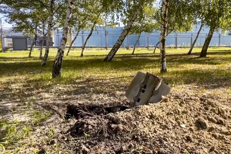 Mảnh vỡ của tên lửa Nga cho là của Quân đội Ukraine bắn vào bên trong Nhà máy điện hạt nhân Zaporozhye hôm 7/8 (Ảnh: QQ).