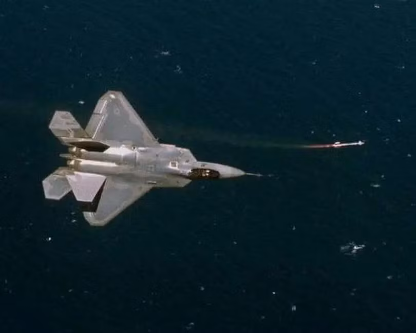 Tên lửa AGM-88 HARM được phóng từ máy bay F-22 Mỹ (Ảnh: Sohu). Tên lửa AGM-88 HARM được phóng từ máy bay F-22 Mỹ (Ảnh: Sohu).