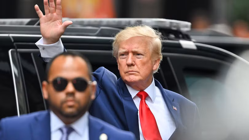 Ông Trump vẫy chào những người ủng hộ hôm 10/8 (Ảnh: Guancha). Ông Trump vẫy chào những người ủng hộ hôm 10/8 (Ảnh: Guancha).
